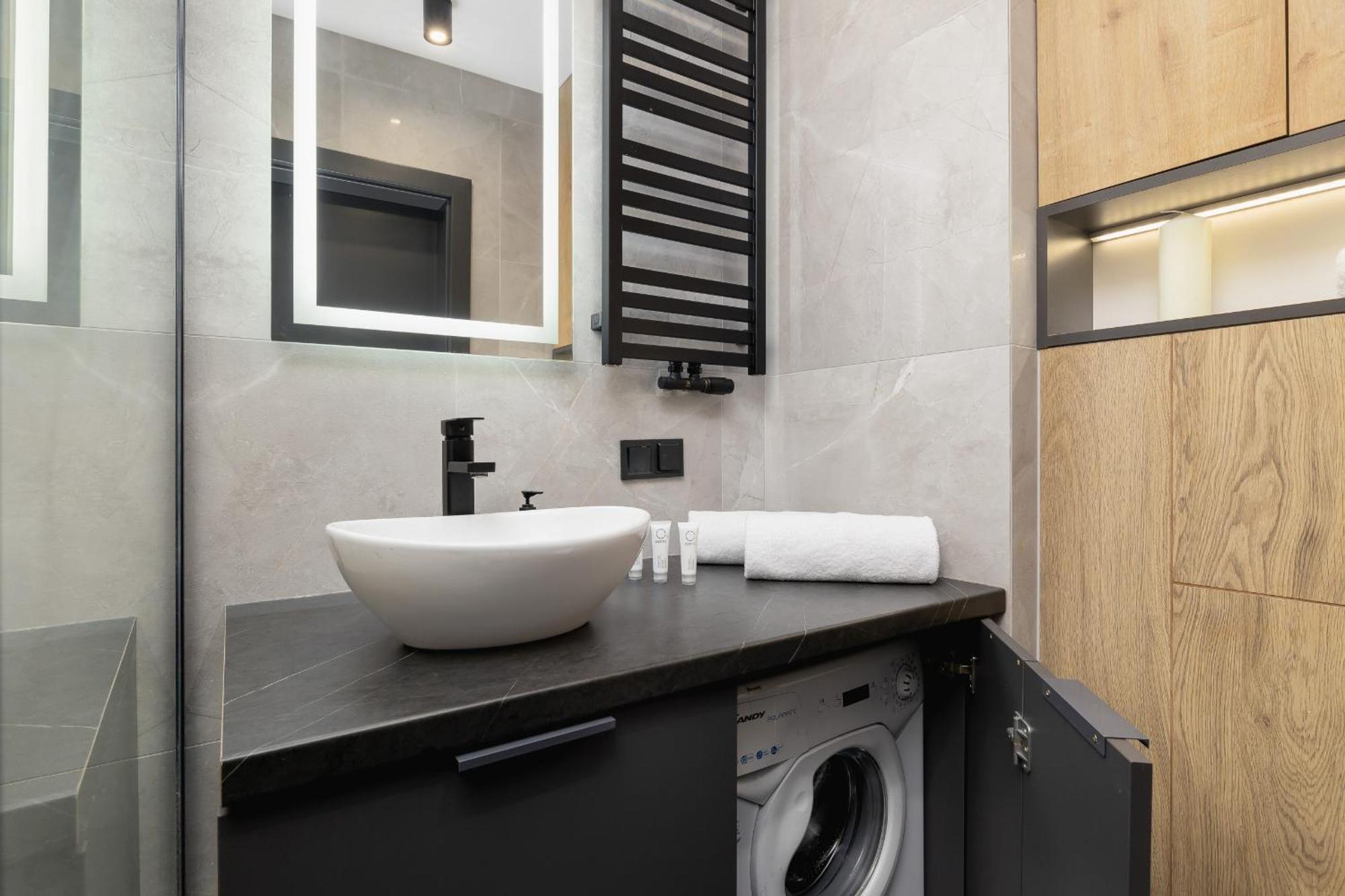 קרקוב Elegant Apartment In Cracow With Balcony, Parking And Desk By Noclegi Renters מראה חיצוני תמונה